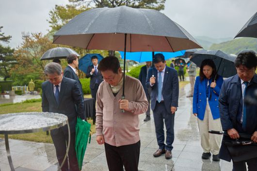 이재명 더불어민주당 후보가 9일 오후 경북 칠곡군 가산면 다부동전적기념관을 방문해 구국용사충혼비에 참배했다. 민주당 선대위 제공