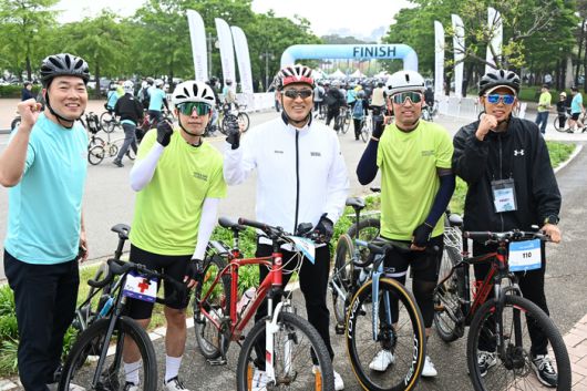 11일 '2025 서울자전거대행진'에 참가한 오세훈 서울시장이 도착지인 월드컵공원 평화광장에서 완주자들과 사진촬영을 하고 있다. 서울시 제공