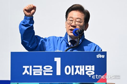 이재명 더불어민주당 대통령 선거 후보가 제21대 대통령선거 공식 선거운동 첫 날인 12일 서울 청계광장에서 열린 '빛의 혁명' 광화문 유세에서 지지를 호소하고 있다.  이동근기자 foto@etnews.com