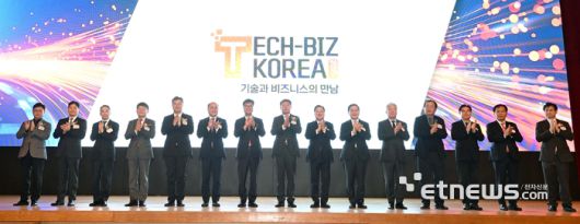 '기술과 비즈니스의 만남'을 주제로 한 '테크비즈 코리아 2024' 행사가 12일 대전컨벤션센터에서 개최됐다. 왼쪽부터 이동한 대전과학산업진흥원장, 박연규 한국표준연구원 부원장, 최치호 한국과학기술지주 대표, 양성광 한국기초과학지원연구원장, 김우순 중소벤처기업부 국장, 이창윤 과학기술정보통신부 차관, 김영식 국가과학기술연구회 이사장, 강병준 전자신문 대표. 이장우 대전시장, 이식 한국과학기술정보연구원장, 이평구 한국지질자원연구원장, 이영국 한국화학연구원장, 목성호 특허청 차장, 송원강 대전투자금융 사장, 이건재 KAIST 기술가치창출원장. 대전=박지호기자 jihopress@etnews.com