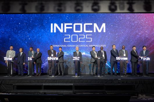 이평구 지질연 원장(사진 중앙)과 각국 핵심광물 분야 관련 인사들이 '2025 핵심광물 국제포럼(INFOCM 2025)' 개최를 알리고 있다.