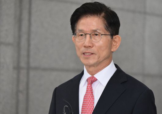 국민의힘 김문수 대선 후보가 11일 경기도 과천 중앙선거관리위원회에서 제21대 대통령선거 후보 등록 후 취재진 질문에 답하고 있다.  [공동취재]