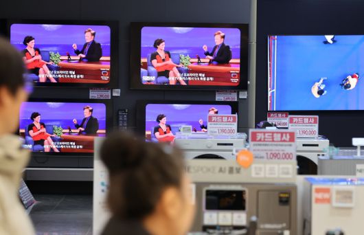 지난 2월 23일 서울의 한 대형마트에 TV가 전시돼 있다. (사진=연합뉴스)