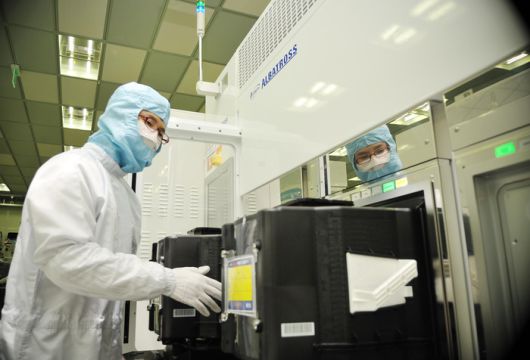 반도체 회사 직원이 공정 장비의 성능을 체크하고 있다. (연합뉴스)