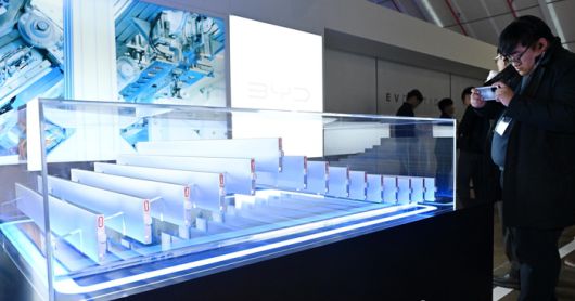 중국 전기차 BYD(비아디) 승용 브랜드 국내 공식 출범을 알리는 미디어 쇼케이스가 지난 1월 16일 인천 중구 상상플랫폼에서 열렸다. 취재진이 BYD 차량에 장착된 블래이드 배터리를 살펴보고 있다. 인천=이동근기자 foto@etnews.com