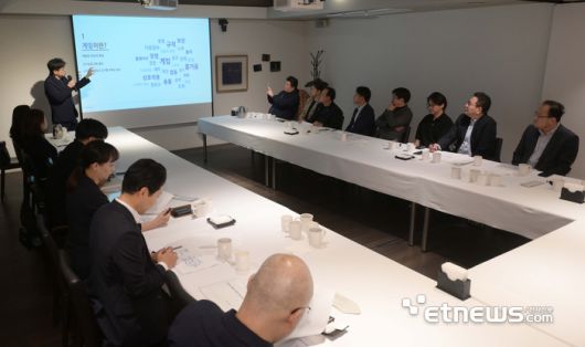 전자신문이 주최하고 서울경제진흥원이 주관한 'K-콘 아너스 클럽:콘텐츠 생태계 전략 포럼'이 13일 서울 중구 달개비에서 열렸다. 장현영 엔씨소프트 상무가 '게임산업 현황과 글로벌 게임산업 트렌드'를 주제로 발표하고 있다. 김민수기자 mskim@etnews.com