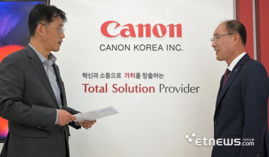 박정우 캐논코리아 대표(오른쪽)가 김원배 전자신문 전자모빌리티부 부장과 인터뷰를 하고 있다.  이동근기자 foto@etnews.com