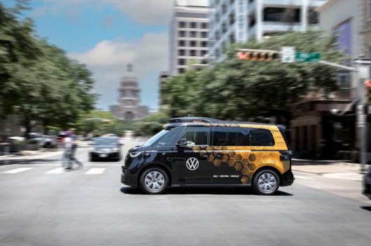 우버 ID버즈 주행 모습