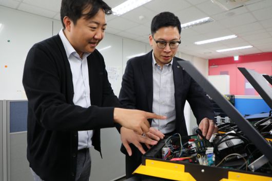 박경준 DGIST 교수(오른쪽)와 임성훈 교수가 ROS2 기술 개발 논의를 하고 있다.
