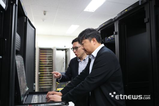 박경준 교수(왼쪽)와 임성훈 교수가 데이터 통신과 연산 작업을 분석하고 있다.