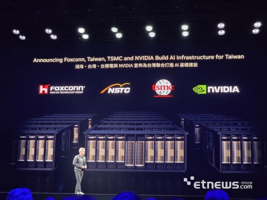젠슨 황 엔비디아 CEO가 19일(현지시간) 대만 타이베이 뮤직센터에서 '컴퓨텍스 2025' 기조연설을 통해 폭스콘, 대만 NSTC, TSMC와 함께 대만에 슈퍼 AI 컴퓨터를 만들겠다고 발표하고 있다. (사진 = 김영호 기자)