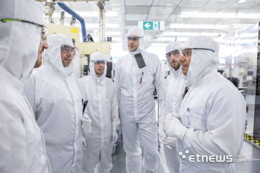아이멕(imec) 클린룸에서 얘기를 나누고 있는 연구원들