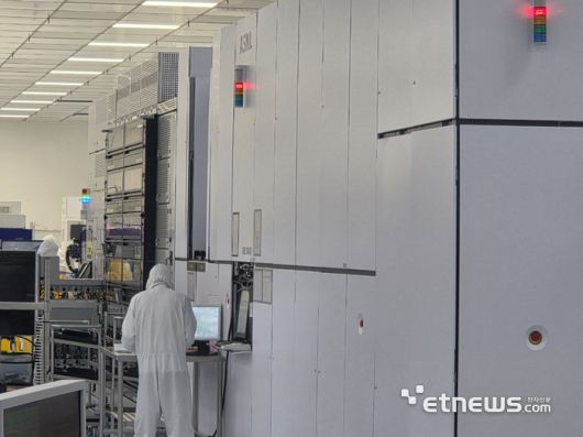 아이멕 300㎜(12인치) 클린룸에 위치한 ASML 극자외선(EUV) 노광장비. 다른 장비와 비교되는 압도적인 크기로 갖고 있었다.(사진=박진형 기자)