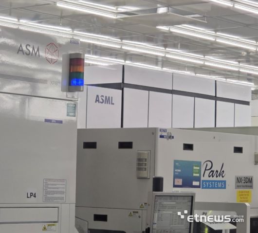 한국 기업 파크시스템스가 개발한 검사·계측장비가 ASM, ASML과 같은 세계적 회사의 반도체 제조장비와 함께 아이멕(imec) 클린룸에 설치돼 있었다. (사진=박진형 기자)