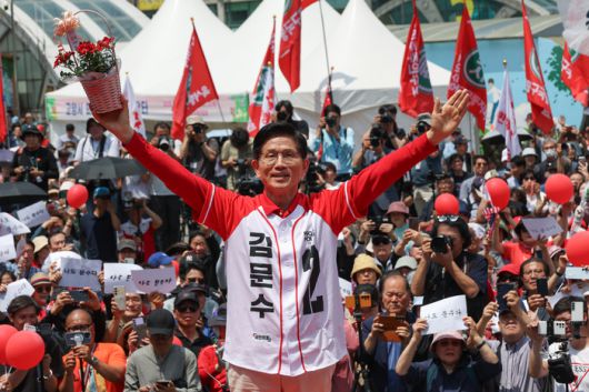 국민의힘 김문수 대선 후보가 21일 경기 고양시 덕양구 화정역 문화광장 앞에서 집중유세를 하고 있다.