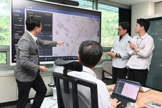 ETRI 연구진이 신변보호 웨어러블 장치의 위치 측위 기능을 실증하고 있다.