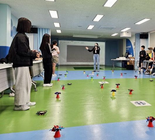 충남도는 올해 '청소년 드론 미래인재 육성사업'을 진행한다. 드론코딩 교육 장면.