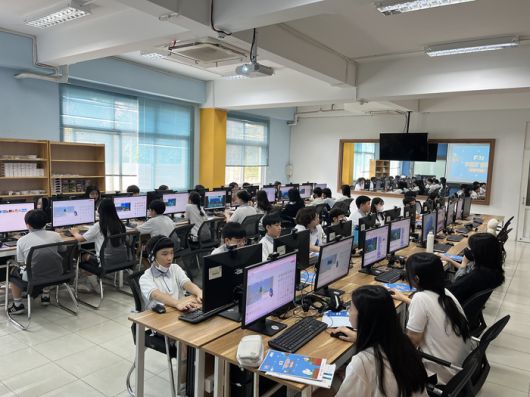 호치민시한국국제학교 학생들이 넥슨의 게임 기반 블록코딩 플랫폼 '헬로메이플' 수업을 받고 있다.