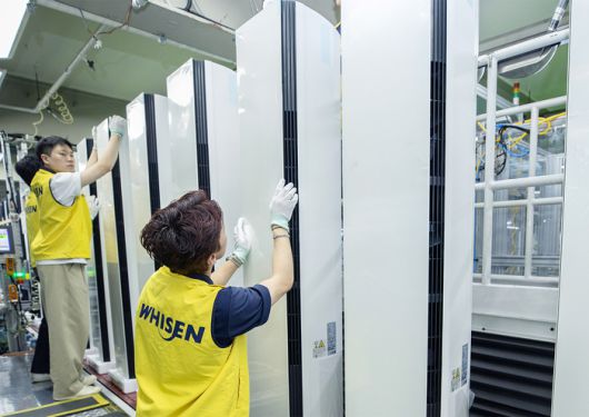 LG전자 직원들이 경남 창원 에어컨 생산라인에서 스탠드 에어컨을 생산하고 있다.