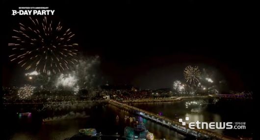 25일 서울 서초구 세빛섬 일대에서는 세븐틴 10주년 공연 'B-DAY PARTY : BURST Stage @잠수교'가 열렸다. (사진=하이브 레이블즈 유튜브 캡처)