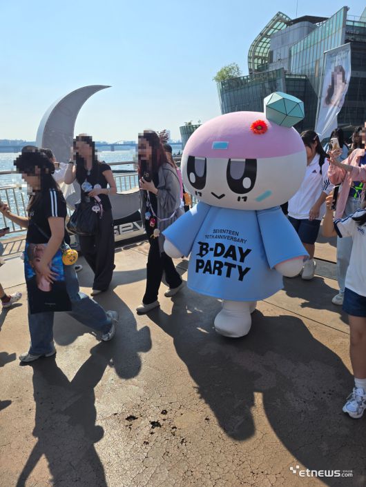 25일 서울 서초구 세빛섬 및 잠수교 일대에서는 세븐틴 10주년 축제 'B-DAY PARTY'가 열렸다.