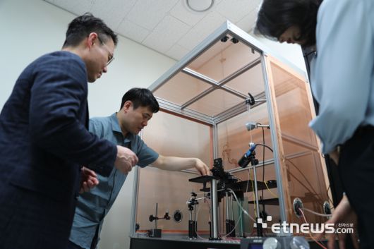 DGIST 휴먼디지털트윈 전략추진단 연구진이 뇌신호 장치 활용을 통한 연구방안에 대해 논의하고 있다.