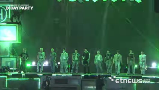 25일 서울 서초구 세빛섬 일대에서는 세븐틴 10주년 공연 'B-DAY PARTY : BURST Stage @잠수교'가 열렸다. (사진=하이브 레이블즈 유튜브 캡처)