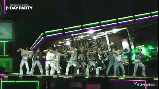 25일 서울 서초구 세빛섬 일대에서는 세븐틴 10주년 공연 'B-DAY PARTY : BURST Stage @잠수교'가 열렸다. (사진=하이브 레이블즈 유튜브 캡처)