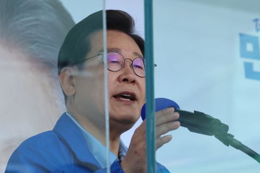 더불어민주당 이재명 대선 후보가 26일 수원시 팔달구 팔달문 영동시장에서 열린 집중 유세에서 시민들에게 지지를 호소하고 있다. 연합뉴스