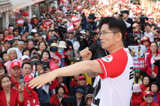 국민의힘 김문수 대선 후보가 25일 충남 서산시 중앙통 로데오거리에서 집중 유세를 하고 있다.(사진=연합뉴스)