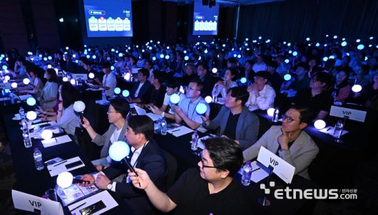 플로우 10주년: flow X Day가 27일 서울 여의도 콘래드호텔에서 열렸다. 참석자들이 응원봉을 흔들고 있다.  이동근기자 foto@etnews.com