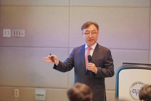 김주현 민군협력진흥원 원장이 23일 광주과학기술원(GIST) 고등광기술연구원(APRI) 강당에서 열린 국방 연구개발 역량 강화를 위한 세미나에서 기조발표하고 있다.