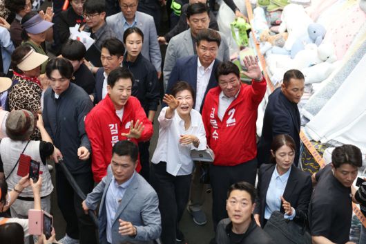 박근혜 전 대통령이 31일 오후 대구 중구 서문시장을 방문해 시민들에게 손을 흔들며 인사하고 있다.
