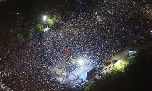 대선을 하루 앞둔 2일 서울 여의도공원 문화의마당에서 열린 더불어민주당 이재명 대선후보의 집중유세에 모인 시민들이 응원봉을 흔들며 환호하고 있다. 연합뉴스