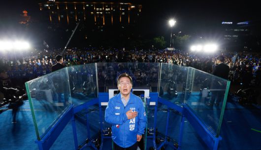 더불어민주당 이재명 대선 후보가 선거를 하루 앞둔 2일 서울 여의도공원 마지막 유세에서 연설을 마친 뒤 국기에 경례하고 있다. 연합뉴스