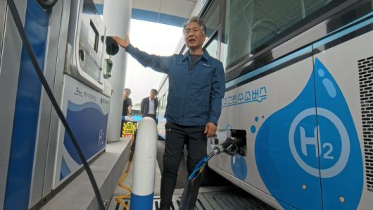 김영욱 한국가스기술공사 함덕 그린수소 충전소 현장소장이 수소버스 충전과정을 시연하고 있다. 사진 출처 : 환경부 기자단