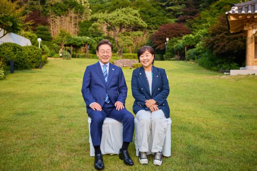 이재명 대통령과 1기 지도부에서 최고위원이었던 서영교 더불어민주당 의원이 지난 7일 서울 대통령 관저에서 함께 사진을 찍으며 미소를 짓고 있다. 사진=서영교 의원실 제공