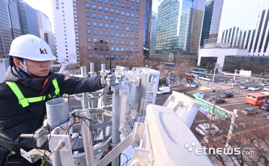 KT 직원들이 서울 종로구 종각역 근처에서 네트워크 점검을 하고 있다.