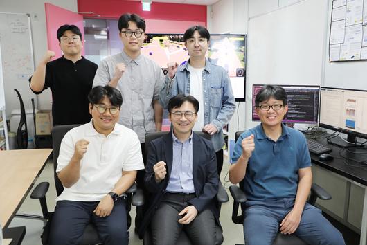 자율주행 환경에서 네트워크와 연산 자원을 최적으로 분배할 수 있는 시뮬레이터를 개발한 연구팀. 최지웅 DGIST 교수(가운데 아래), 좌훈승 교수(왼쪽 아래), 김백규 교수(오른쪽 아래)
