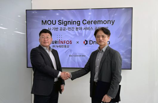 허재근 누리인포스 사장(왼쪽)과 정무경 디노티시아 대표가 AI 기반 공공 및 민간 분야 서비스 공동 개발을 위한 업무 협약을 체결했다.