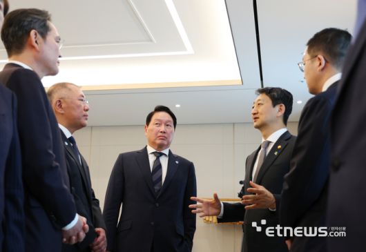 13일 서울 용산 대통령실에서 이재명 대통령 주재로 열린 6경제단체·기업인 간담회에 참석한 기업 총수와 장관들이 간담회 시작 전 대화하고 있다. 왼쪽부터 이재용 삼성전자 회장, 정의선 현대차그룹 회장, 최태원 SK그룹 회장 겸 대한상공회의소 회장. 안덕근 산업통상자원부 장관, 구광모 LG그룹 회장.  연합뉴스