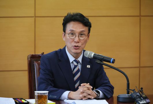 김민석 국무총리 후보자가 16일 서울 종로구 통의동 금융감독연수원에 마련된 청문회 준비단 사무실에서 열린 경제·민생분야 부처 업무보고에서 발언하고 있다. 연합뉴스.