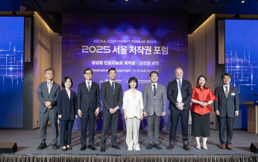 문화체육관광부와 한국저작권위원회는 16일 서울 앰배서더 서울 풀만 호텔에서  '2025 서울 저작권 포럼'을 개최했다. (사진 왼쪽부터 다섯번째) 정향미 문체부 저작권국장, (사진 왼쪽부터 여섯번째) 강석원 한국저작권위원장. (사진=한국저작권위원회)