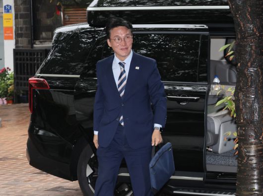 김민석 국무총리 후보자가 16일 서울 종로구 통의동 금융감독연수원에 마련된 청문회 준비단 사무실로 출근하고 있다. 연합뉴스.