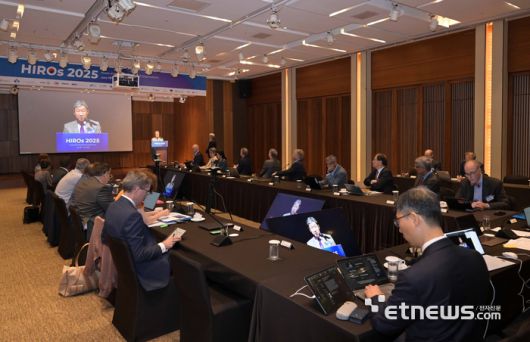 16일 서울 신라호텔에서 열린 HIROs 2025 회의에서 주요국가 보건의료 기관장이 회의를 진행하고 있다.