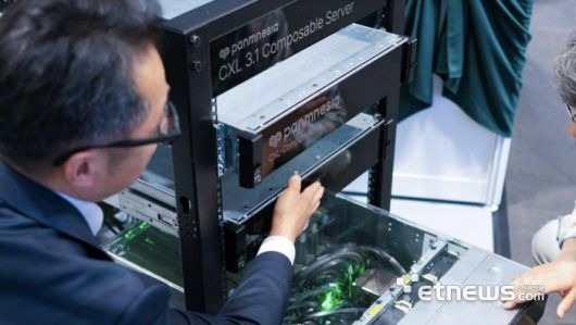 ISC 2025 파네시아 부스 방문객에게 출품작인 HPC향 CXL 솔루션을 설명하는 모습.