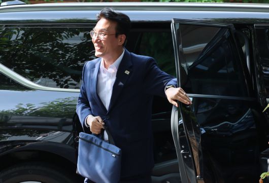 김민석 국무총리 후보자가 17일 서울 종로구 통의동 금융감독연수원에 마련된 청문회 준비단 사무실로 출근하고 있다. 연합뉴스.