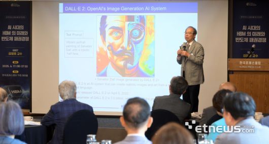 한국IT리더스포럼 6월 정기조찬회가 17일 서울 중구 한국프레스센터에서 열렸다. 김정호 카이스트 교수가 'AI 시대의 HBM의 미래와 반도체 패권경쟁'을 주제로 발표하고 있다. 김민수기자 mskim@etnews.com