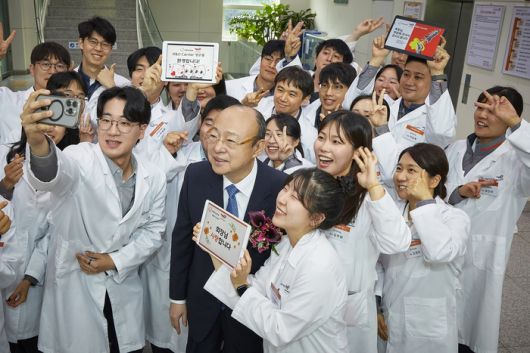 김승연 회장이 한화토탈에너지스연구소에서 연구원들과 셀카를 찍고 있다. 한화