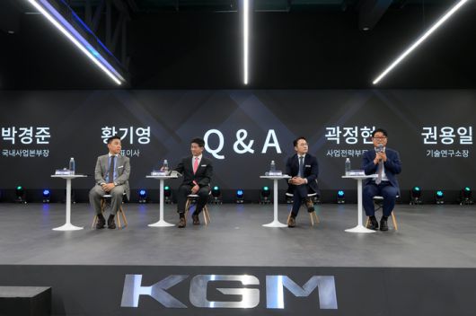 왼쪽부터 KGM 박경준 국내사업본부장, 황기영 대표, 곽정현 사업전략 부문장, 권용일 연구소장